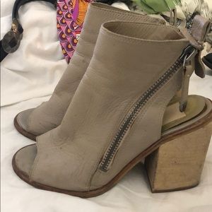 Adorable Dolce Vita Heels